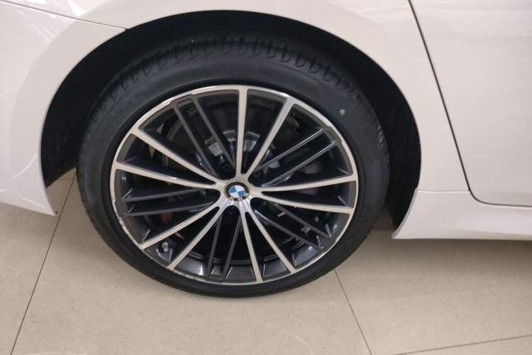 Used BMW 5 Series 2022 Restyled 530Li Leading Edition M Sport Package Right Rear Wheel Hub