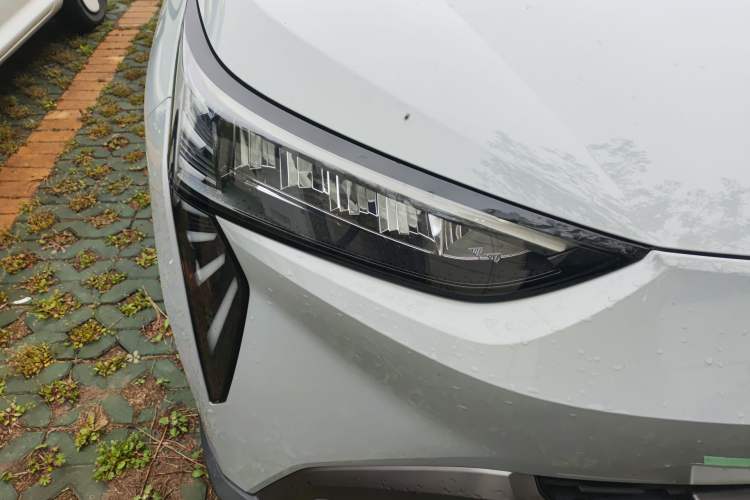 Used AION Y 2022 70 Intelligent Edition Lithium Iron Phosphate Right Front Headlight