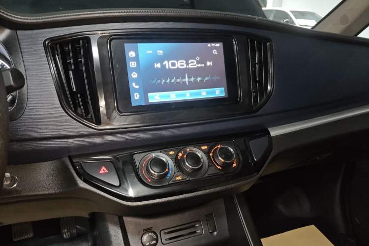 Used FORTHING Lingzhi 2023 M5L 1.6L Base Model 7 Seats Audio And AC Panel