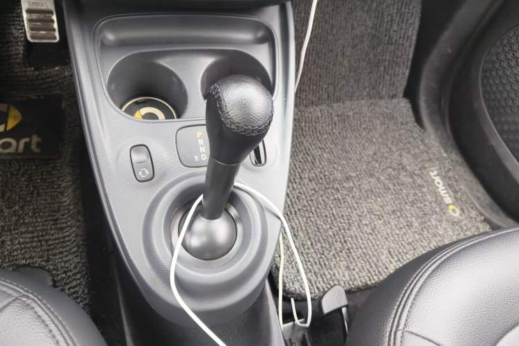 Used smart fortwo 2015 1.0L 52 kW Hardtop Passion Edition Gear Lever