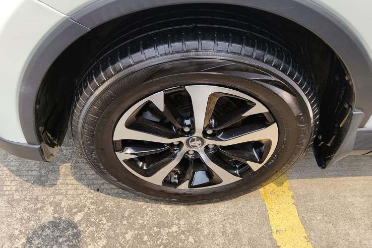 Used Toyota RAV4 2016 2.0L CVT Two-Wheel Drive Fashion Edition China V Standard Left Front Wheel Hub