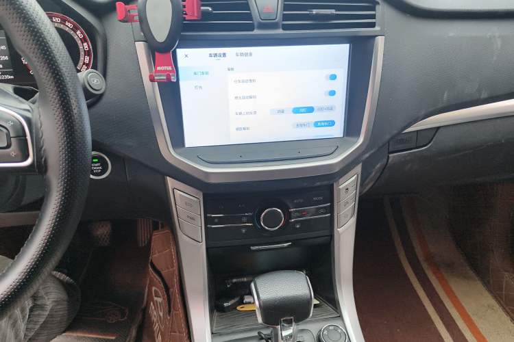 Used SAIC MAXUS T70 2021 2.0T Diesel Automatic 4x4 Elite Version with Long Bed and High Ground Clearance Audio And AC Panel