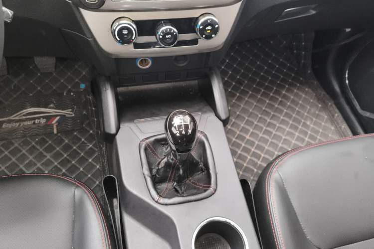 Used Geely Auto GX7 2015 Classic Edition 1.8L Manual Elite Model China V Standard Gear Lever