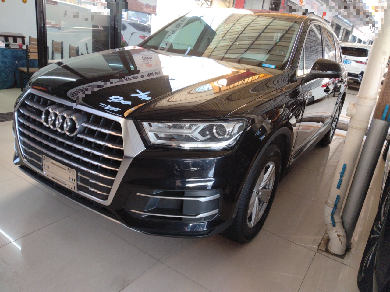 تحت مقدمة السيارة