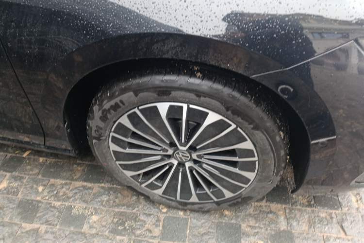 Used Volkswagen Magotan 2024 380TSI DSG Prestige Edition DaMai Package Right Front Wheel Hub