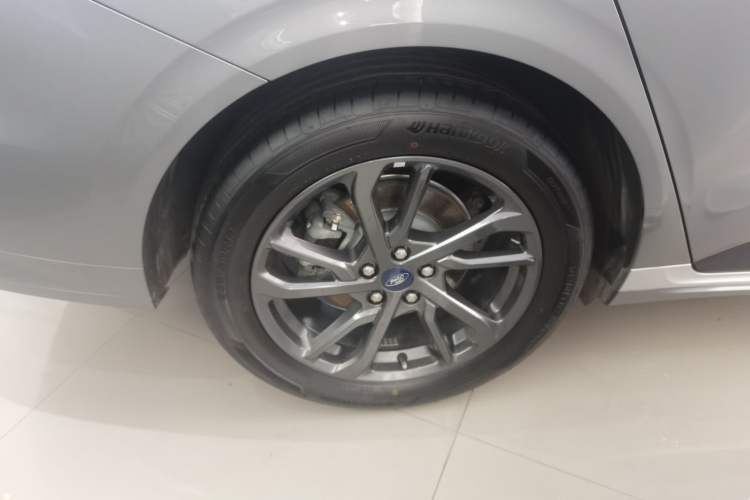 Used Ford Mondeo 2025 2.0T EcoBoost Luxury Version Right Rear Wheel Hub