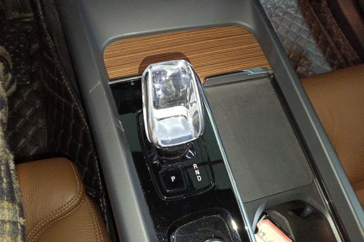 Used Volvo XC60 2023 B5 4x4 Smart Luxury Edition Gear Lever