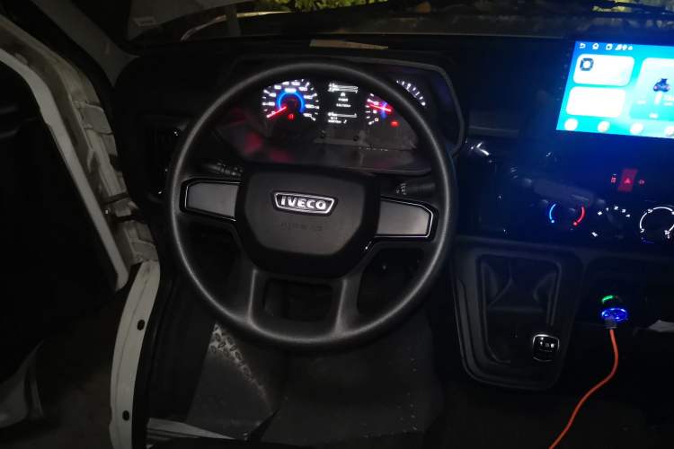 Used Iveco Daily 2022 2.5T A37 M1 Passenger Van 5-9 Seats Long Wheelbase Mid-Roof Design Dual Tires Side Sliding Doors