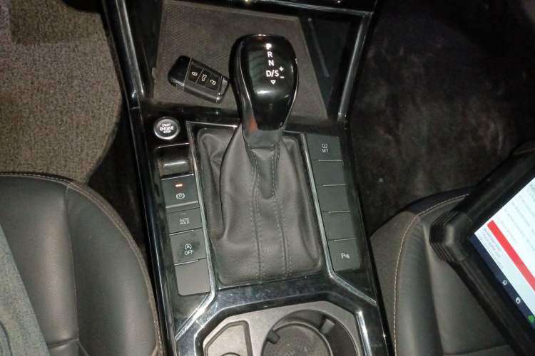 Used Volkswagen Passat 2020 Facelift 330TSI Elite Edition China VI Standard Gear Lever