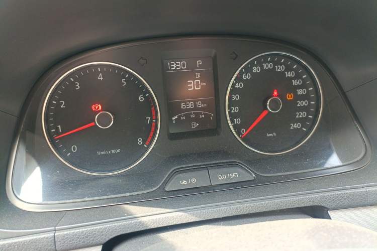 Used Volkswagen Gran Lavida 2013 1.4 TSI Automatic Comfort Model Odometer Close Up