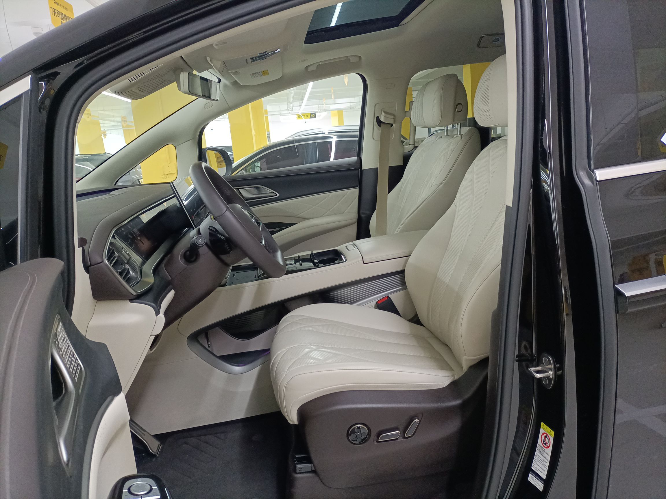 المقاعد الأمامية داخل السيارة