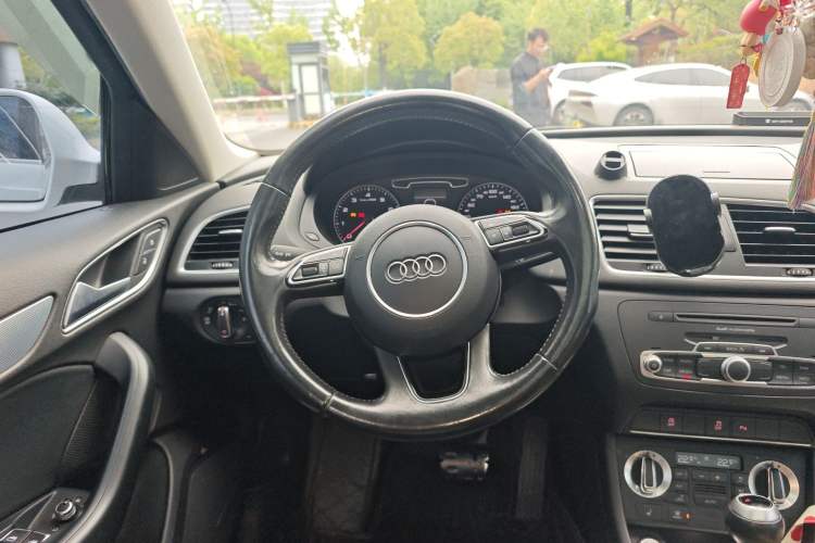 Used Audi Q3 2015 35 TFSI Ambition Edition Steering Wheel