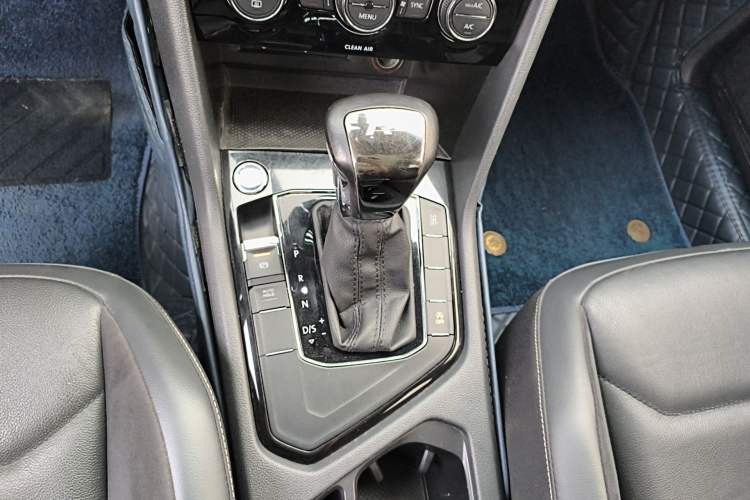 Used Volkswagen Tiguan L 2017 330TSI Automatic Two-Wheel Drive Luxury Edition Gear Lever