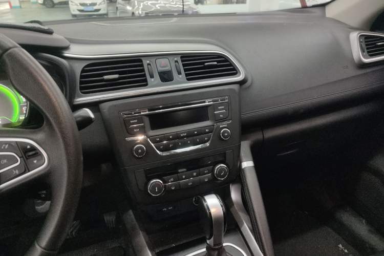 Used Renault Kadjar 2016 2.0L Two-Wheel Drive Comfort Edition Audio And AC Panel