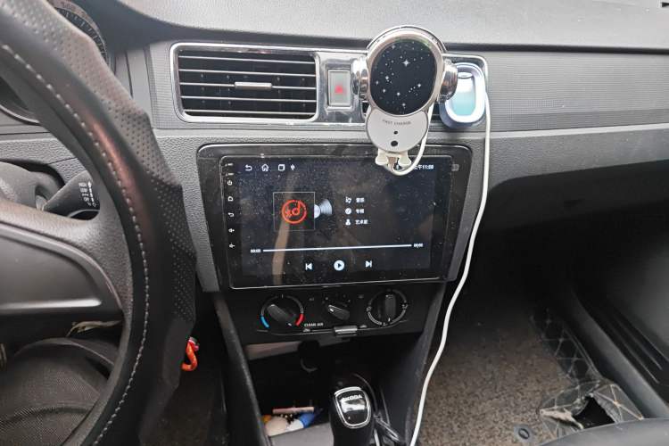 Used Skoda Rapid Spaceback 2018 1.6L Automatic Standard Edition Audio And AC Panel