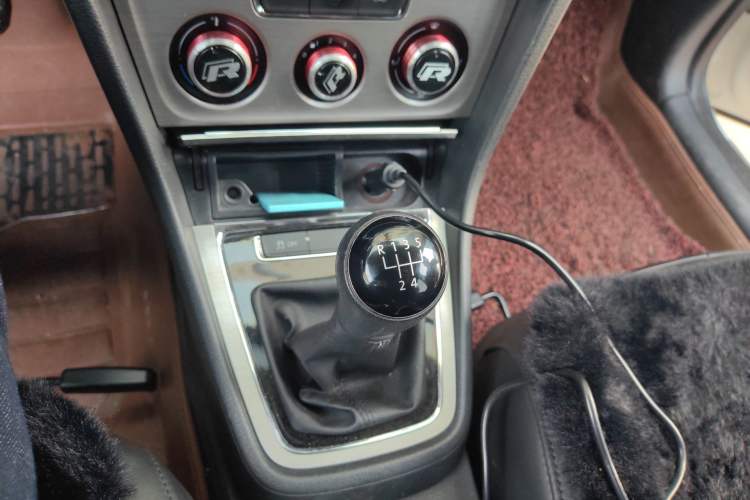 Used Volkswagen Lavida 2013 Restyled Classic 1.6L Manual Comfort Edition Gear Lever