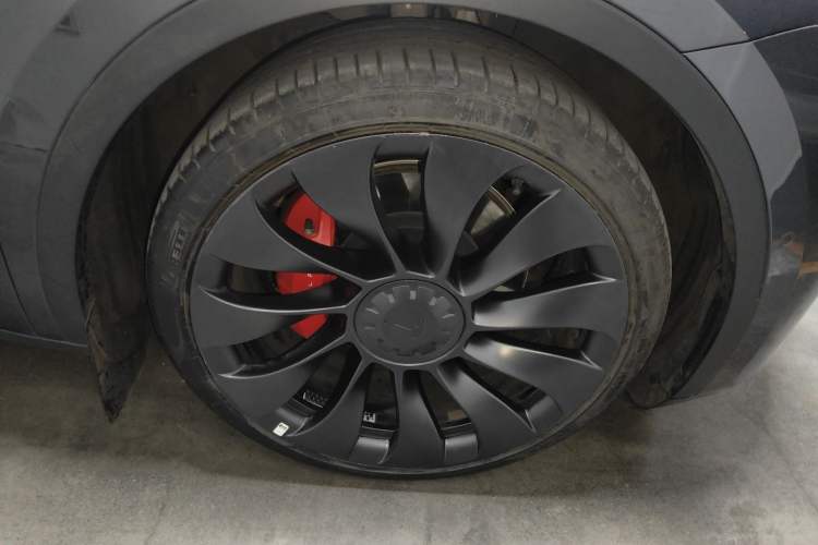 Used Tesla Model Y 2022 Performance High-Performance All-Wheel-Drive Version Right Front Wheel Hub