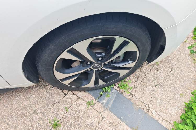 Used Hyundai Lafesta 2021 280TGDi GLX Elite Edition Right Front Wheel Hub