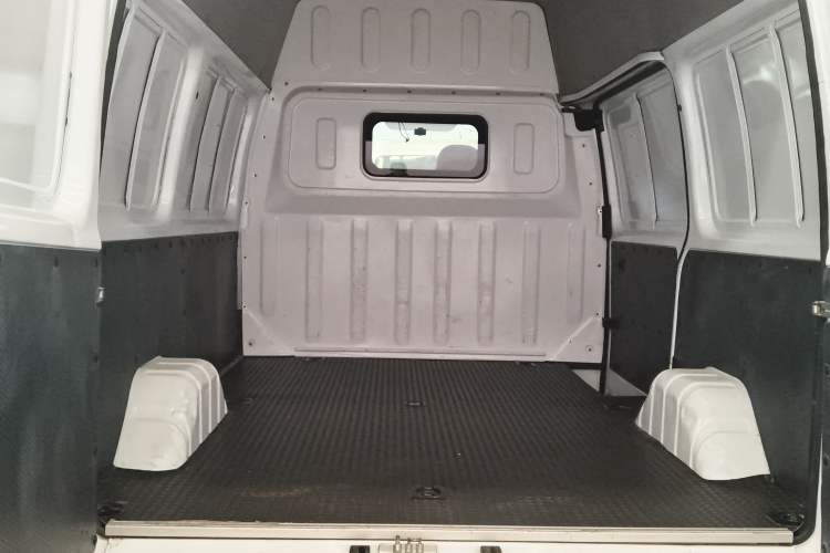 Used JMC Transit 2019 2.8T Commercial Version Short Wheelbase Mid-Roof 3-Seater China VI Standard JX493