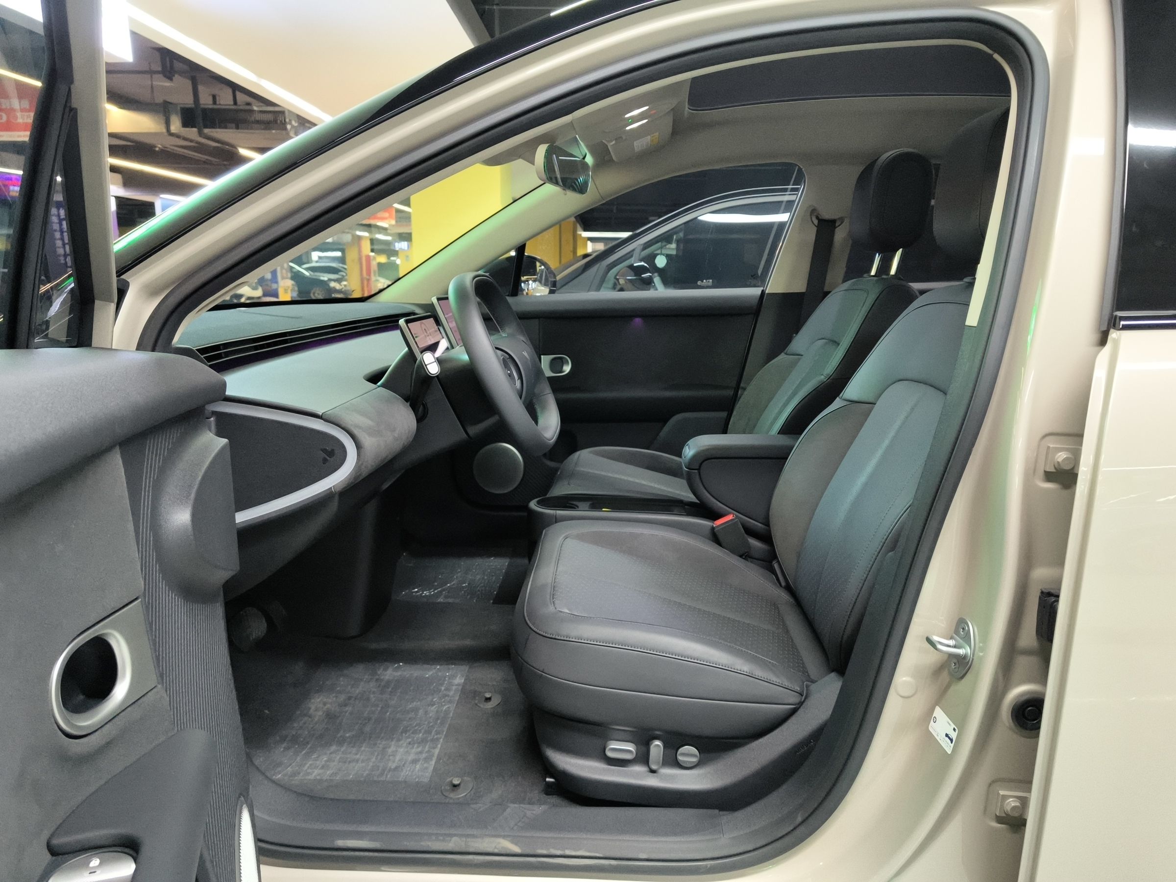 المقاعد الأمامية داخل السيارة