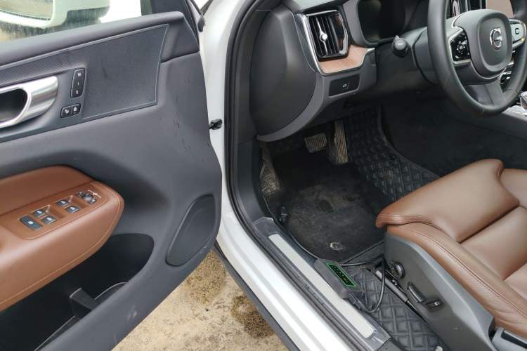 Used Volvo XC60 2024 B5 4x4 Smart Luxury Edition Driver Seat