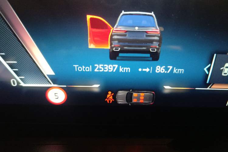 Used BMW X7 2024 xDrive40i Luxury Package – Leading Model Odometer Close Up