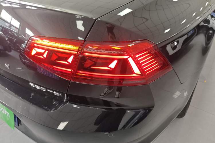 Used Volkswagen Magotan 2020 380TSI DSG Luxury Version Right Rear Taillight