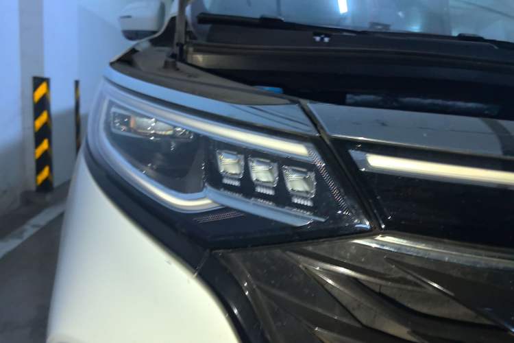 Used Roewe iMAX8 2021 400TGI Supreme Series Prestige Edition Right Front Headlight