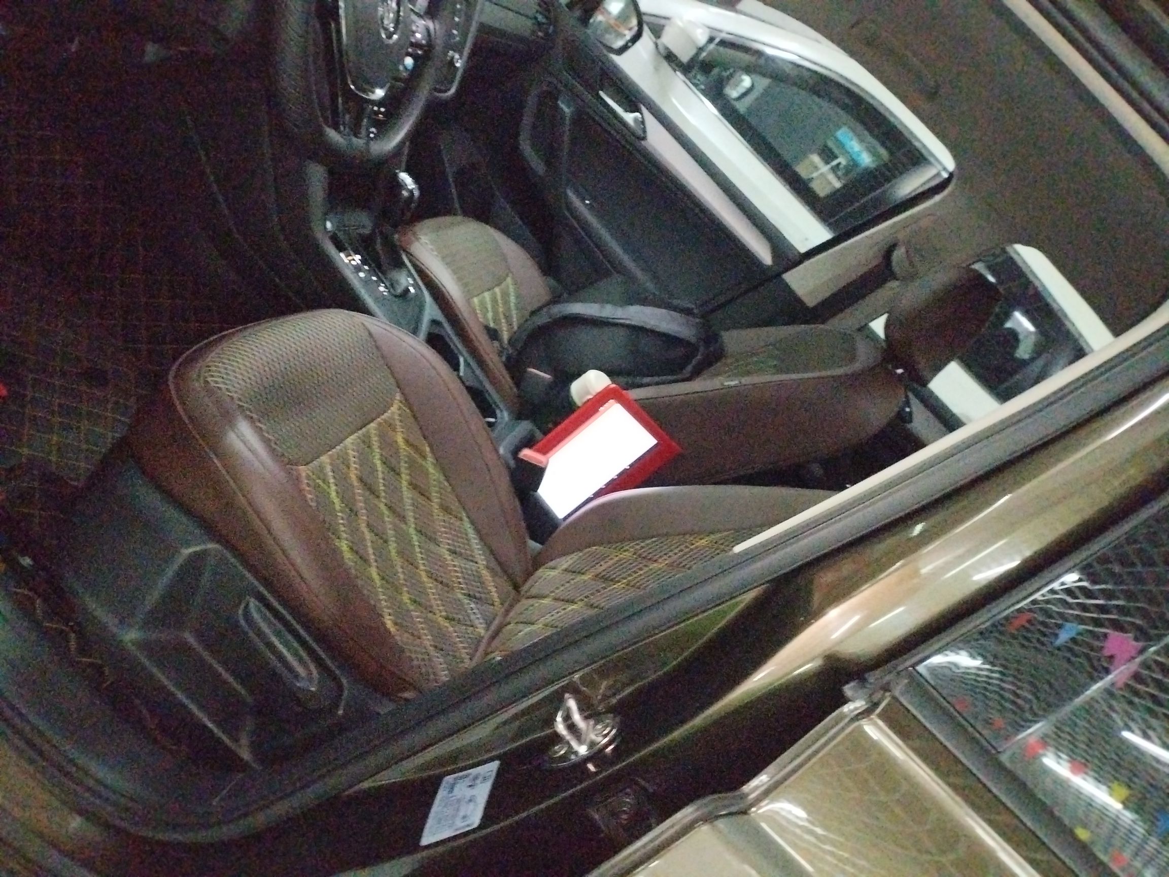 المقاعد الأمامية داخل السيارة