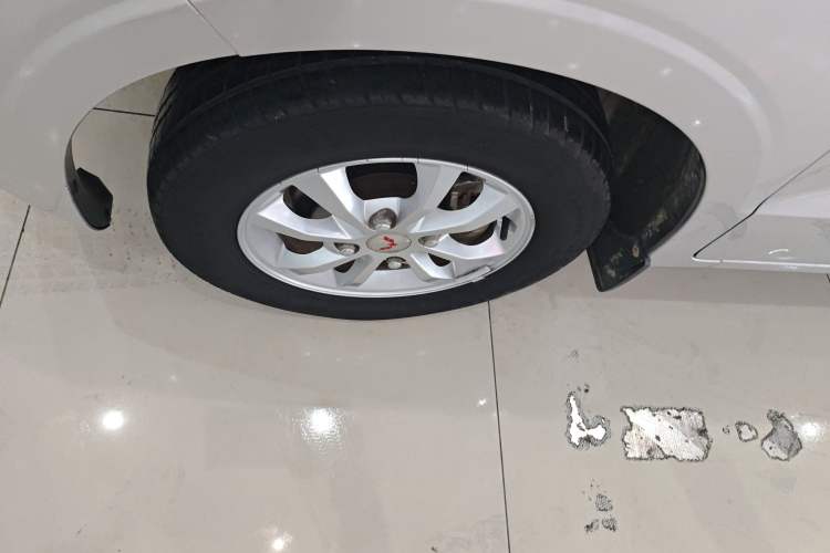 Used Wuling Hongguang V 2022 1.5L Enjoy Edition Electric-Powered LAR Left Front Wheel Hub