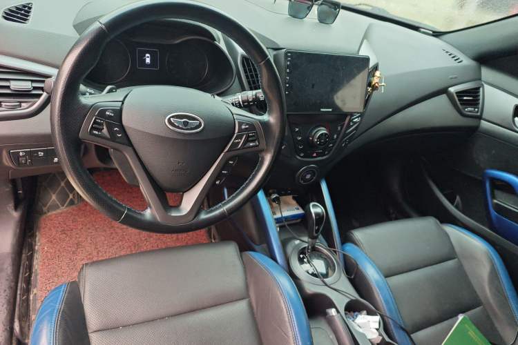 Used Hyundai Veloster 2015 1.6T Automatic Luxury Edition Center Console