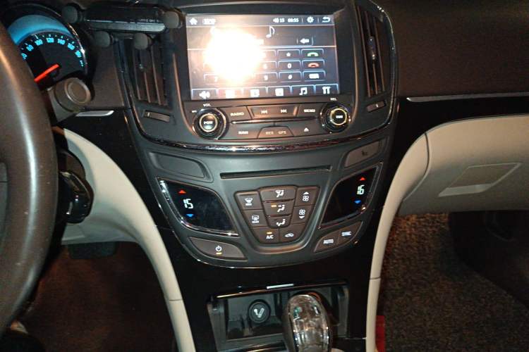 Used Buick Regal 2015 2.0L Leading Fashion Edition Audio And AC Panel