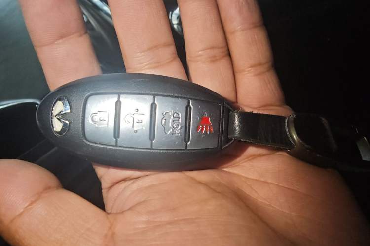 Used Infiniti M Series 2011 M37 model
