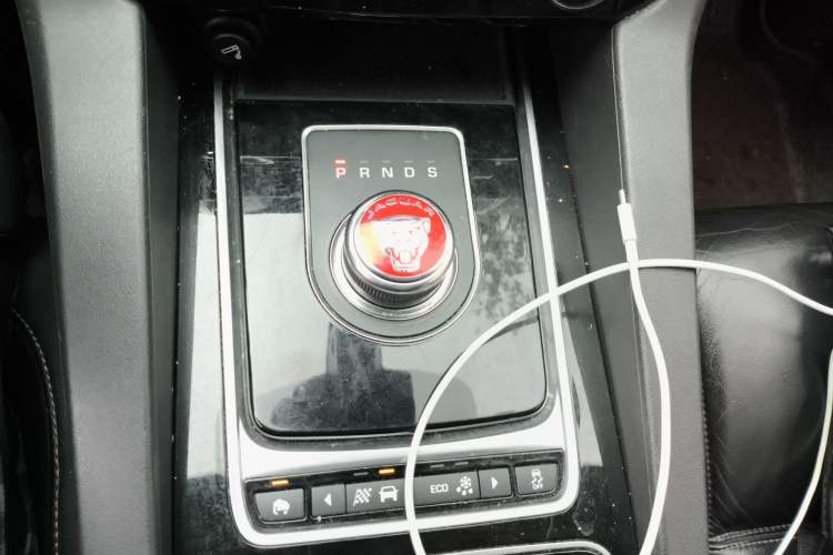 Used Jaguar F-PACE 2016 2.0T Two-Wheel Drive Urban Luxury Edition Gear Lever