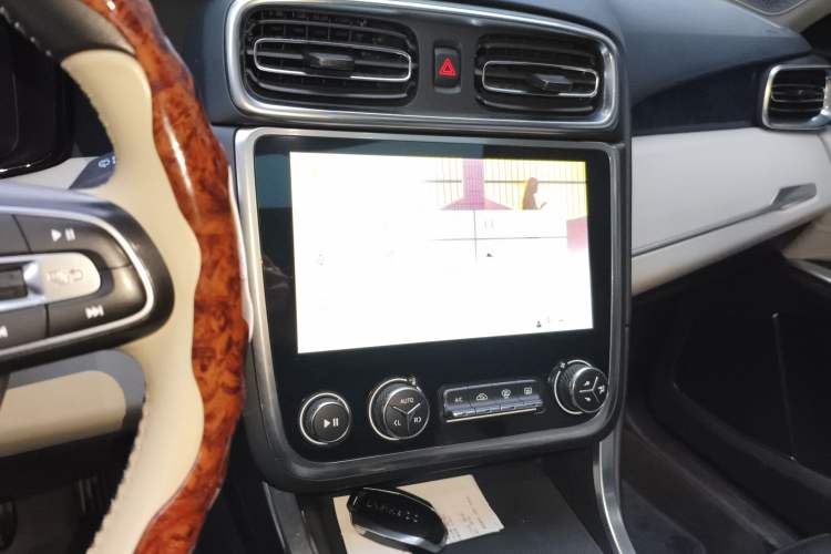 Used Lynk & Co 01 2017 2.0T Two-Wheel Drive Zhaopu Version Audio And AC Panel