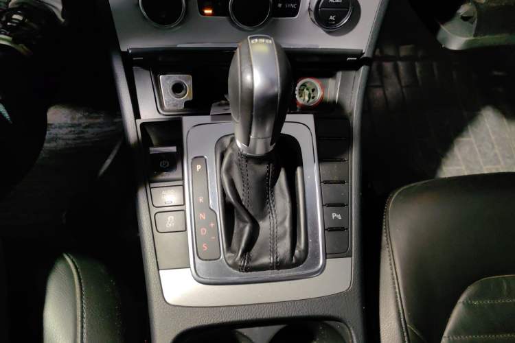 Used Volkswagen Magotan 2012 Revised 1.8TSI Luxury Version Gear Lever