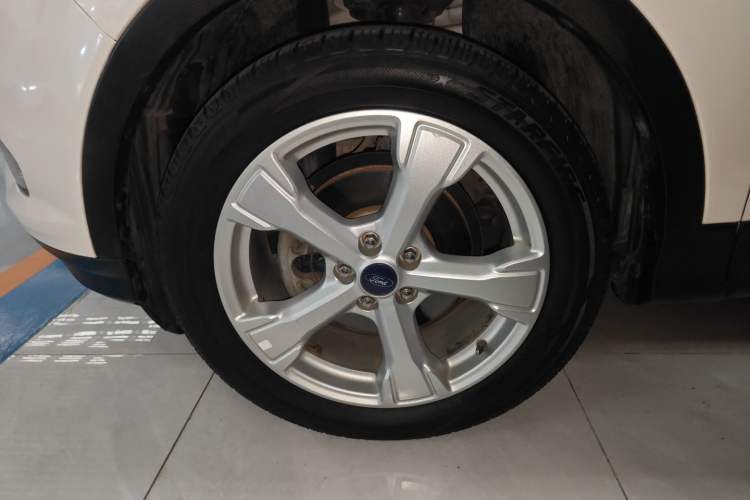 Used Ford Kuga 2017 EcoBoost 180 Two-Wheel-Drive Platinum Edition Left Front Wheel Hub