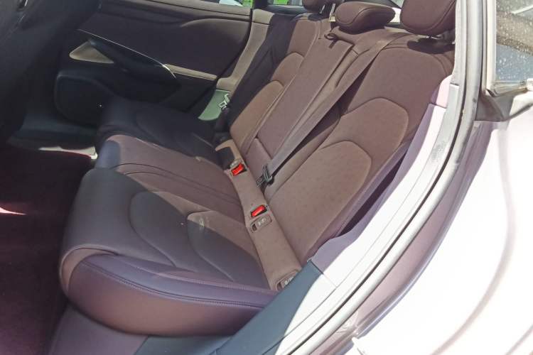 Used Xiaomi Auto SU7 2024 Four-Wheel Drive Ultra-Long Range Advanced Intelligent Driving Max Edition Left Rear Seat