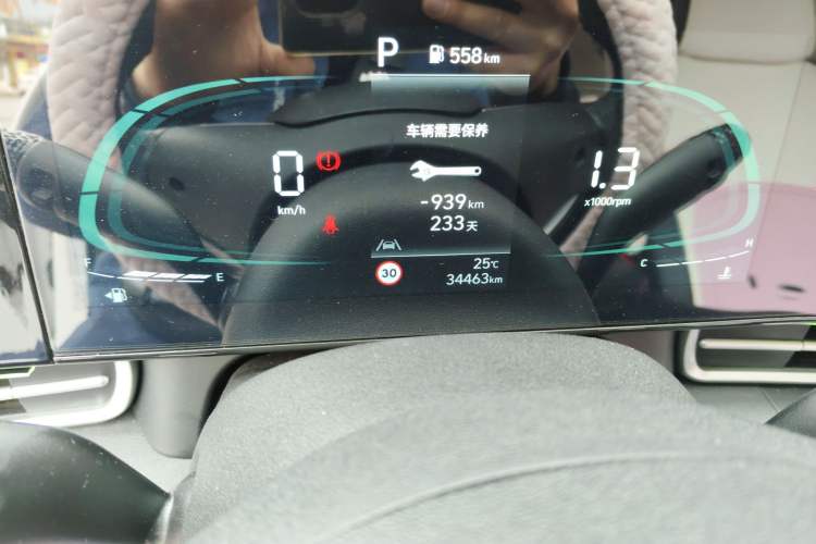 Used Hyundai Elantra 2023 1.5L CVT LUX Prestige Edition Odometer Close Up