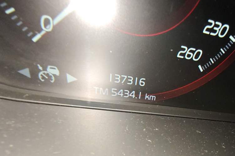 Used Volvo XC40 2020 T4 Four-Wheel Drive Smart Luxury Edition Odometer Close Up