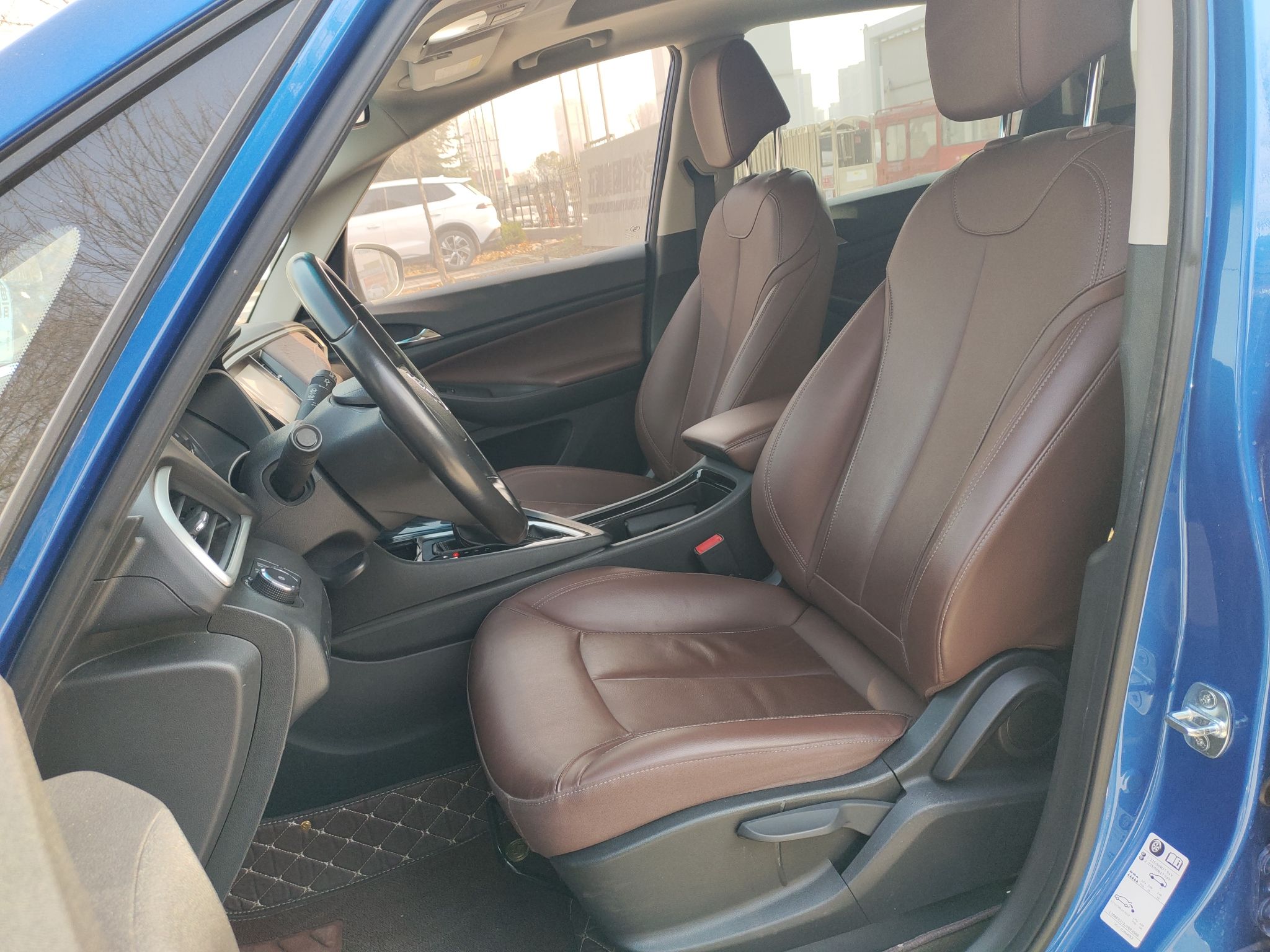 المقاعد الأمامية داخل السيارة