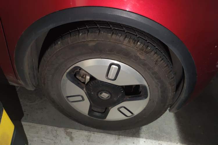 Used Baojun E300 2020 Plus Starry Intelligence Edition Right Front Wheel Hub