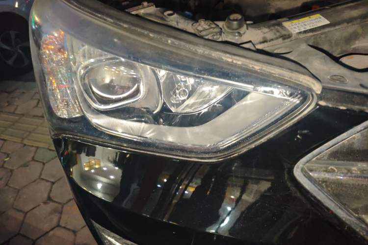 Used Hyundai Santa Fe 2015 2.4L Automatic Two-Wheel Drive Smart Version 5 Seats Right Front Headlight