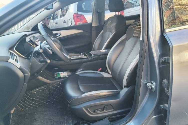 Used Roewe i6 MAX 2020 300TGI Automatic Supreme Edition with Cool Sunroof and Advanced Driving Features
