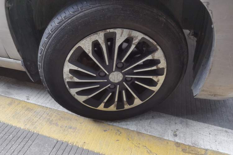 Used Dongfeng Fengon 380 2022 1.5L Comfort-Class Passenger Vehicle (Steel Spring) with 8 Seats