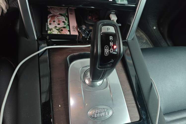 Used Land Rover Discovery Sport 2020 249 PS R-Dynamic Performance Tech Edition 5 Seats Gear Lever