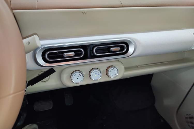 Used Wuling Hongguang MINIEV 2024 3rd Generation 215km Youth Edition Audio And AC Panel