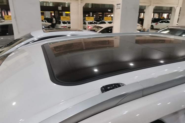 Used AION Y 2023 Plus 510 Smart Edition Roof