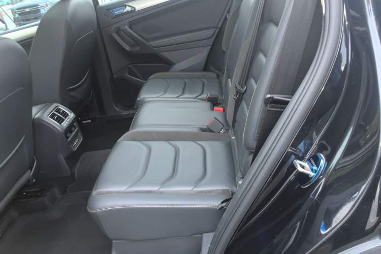 Used Volkswagen Tiguan L 2019 Updated Version 330TSI Automatic Two-Wheel Drive Panoramic Comfort Edition China VI Standard Left Rear Seat