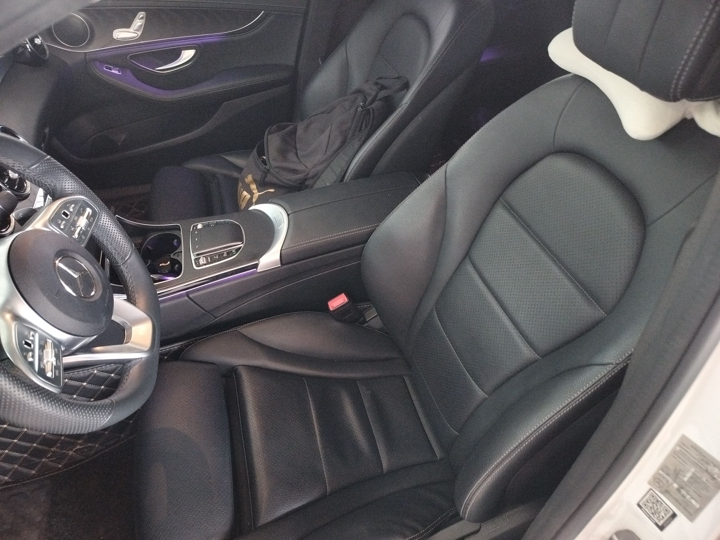 المقاعد الأمامية داخل السيارة